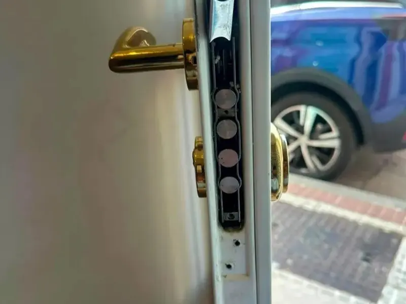Ajuste de una cerradura multipunto en puerta blanca