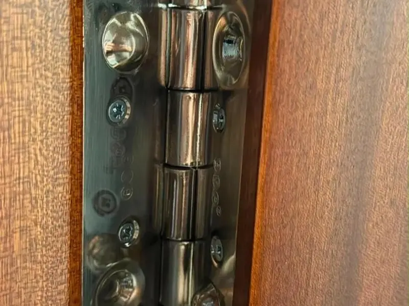 Bisagra de seguridad en puerta de madera