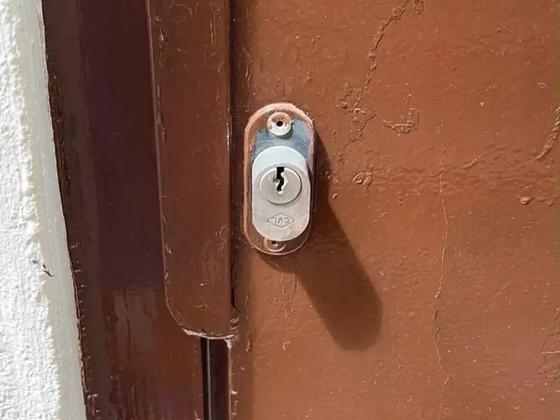 Bombín nuevo en puerta metálica