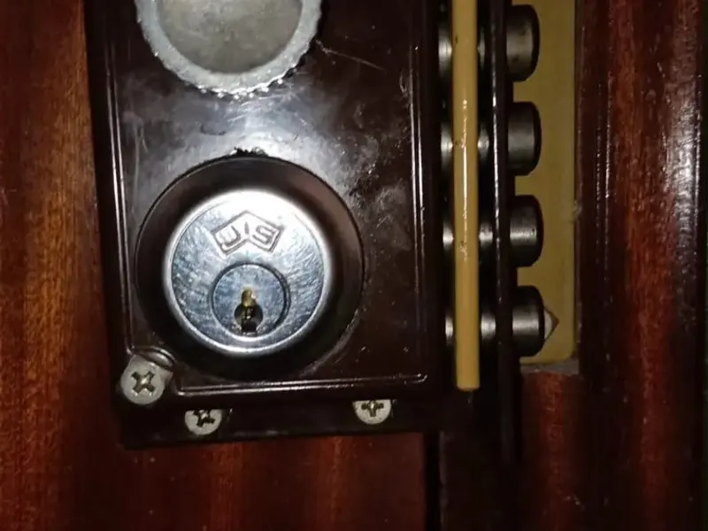 Cerradura de sobreponer con bulones y bombín de seguridad