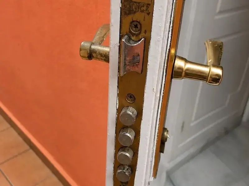 Cerradura multipunto de embutir con cuatro bulones