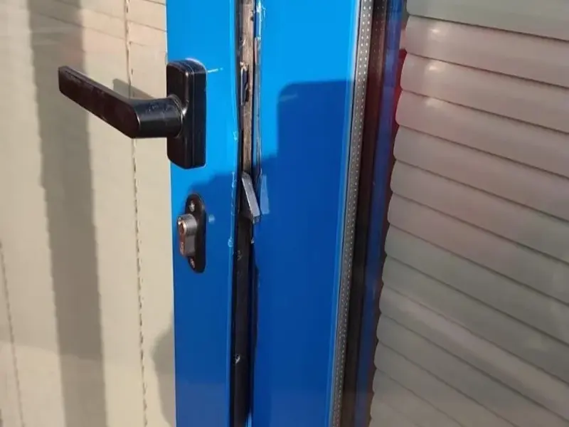Cierre ajustado en puerta de aluminio