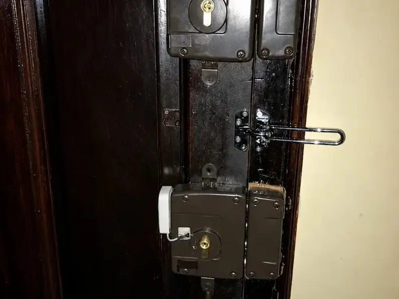 Puerta reforzada con dos cerraduras y un cerrojo